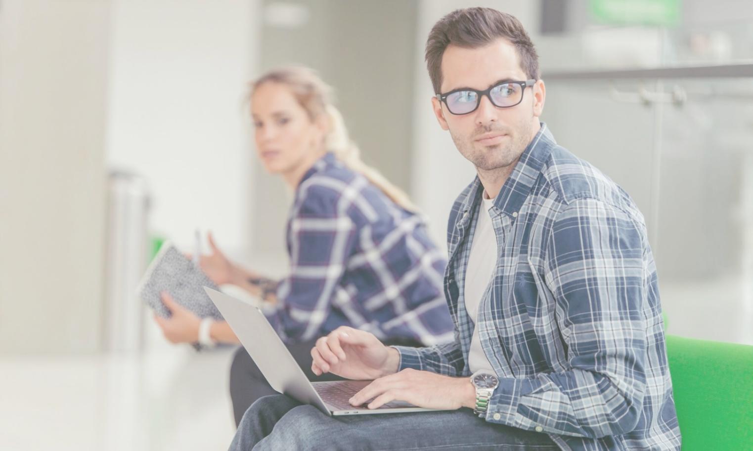 Illustration d'outils créatifs pour la gestion budgétaire moderne